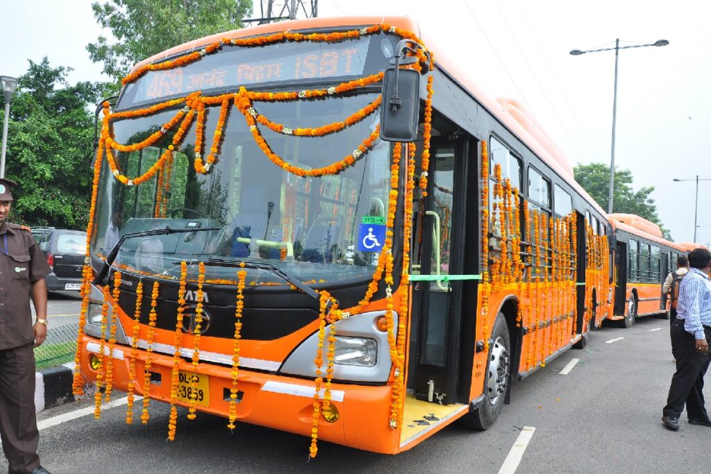 delhi cluster bus news in hindi